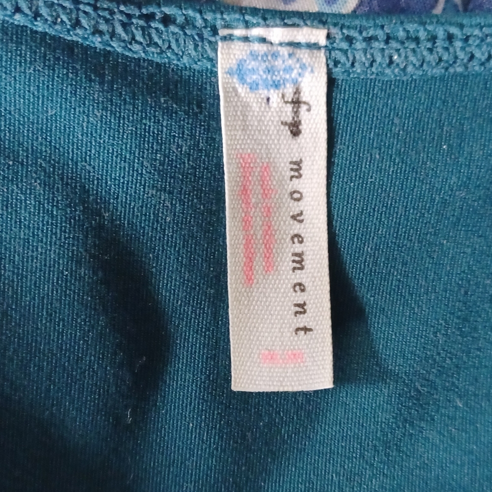 *SOLD*Free People movement M deep v crop tank top - Picture 10 of 11
